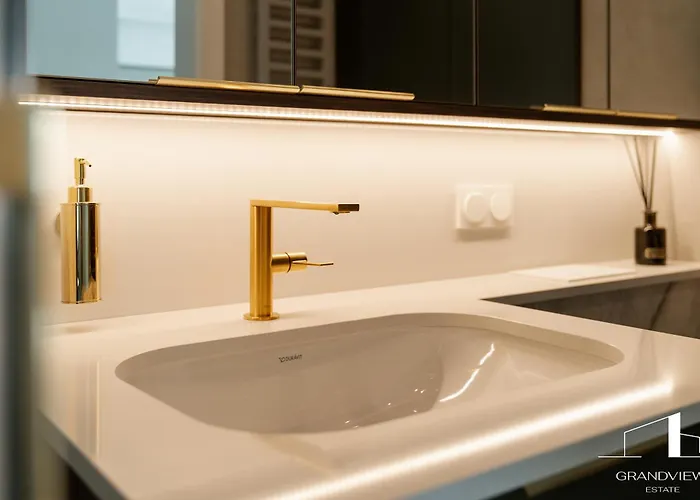 Penthouse Brabank Luxury Sauna, Fitness & Parking By Grandview