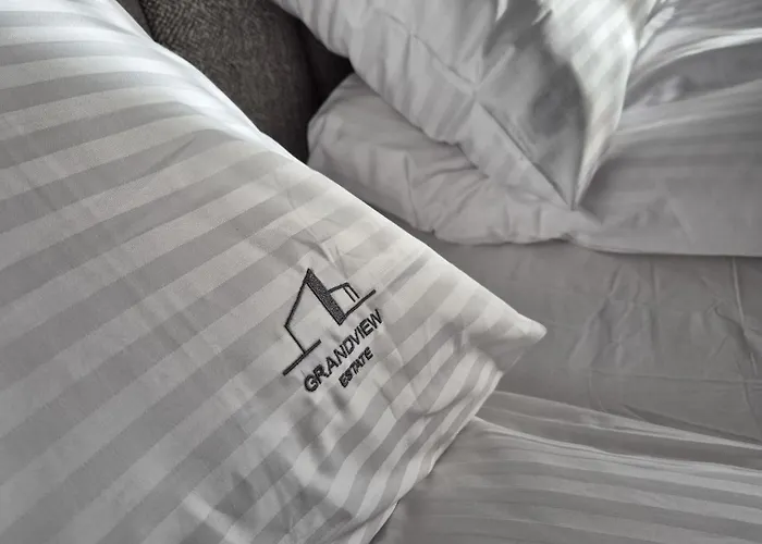 Penthouse Brabank Luxury Sauna, Fitness & Parking By Grandview *